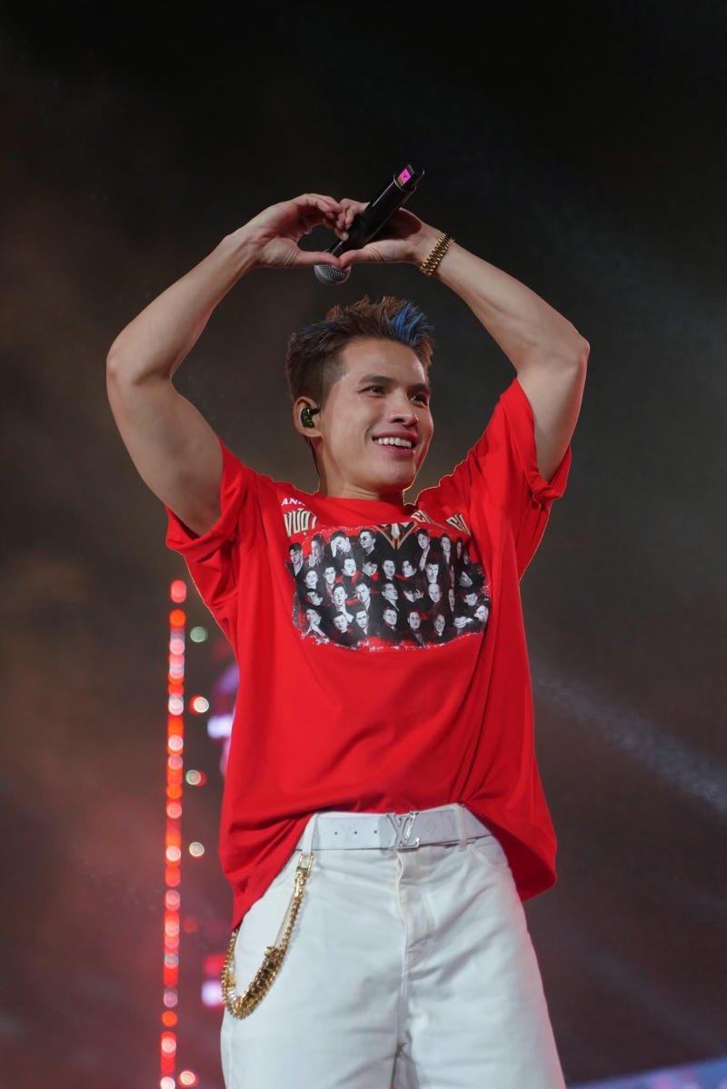 Gương mặt điển trai của Quốc Thiên với nụ cười nhẹ