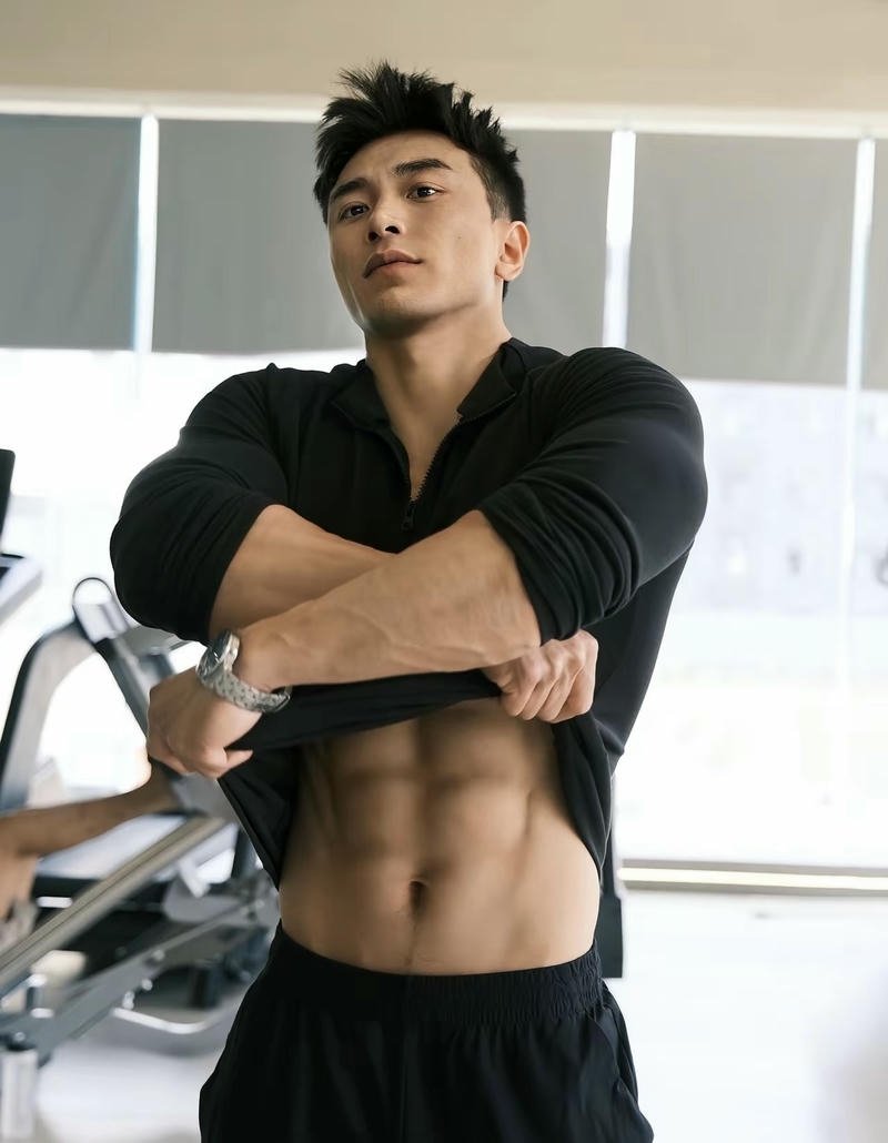 Gương mặt điển trai kết hợp cơ bụng rõ nét trai 6 múi