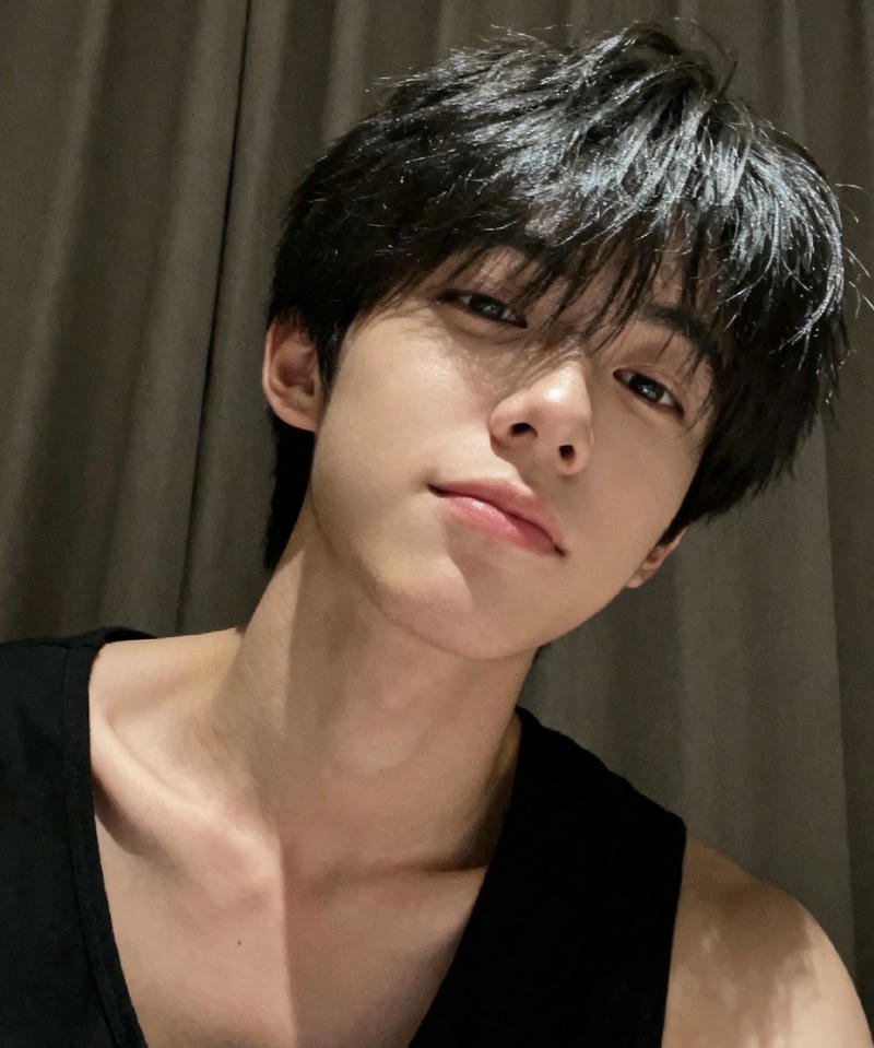 Gương mặt điển trai với biểu cảm đáng yêu