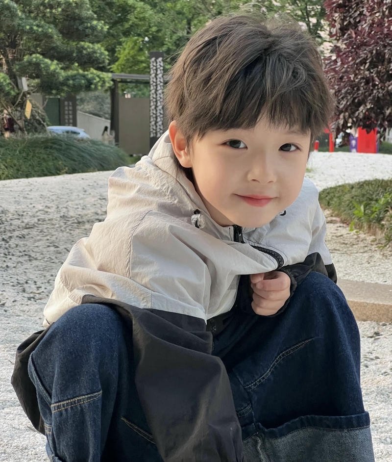 Gương mặt hồn nhiên của bé trai đáng yêu nhìn gần