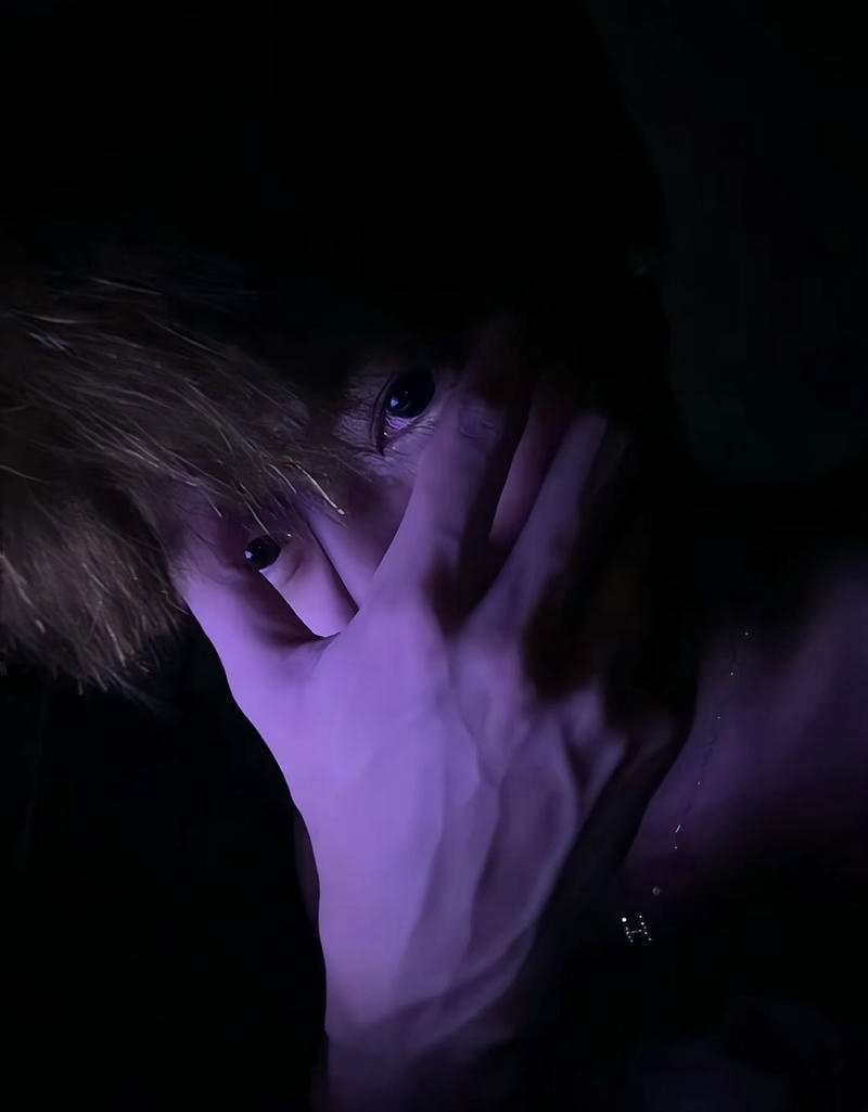 Gương mặt nam Trung Quốc ẩn sau bàn tay