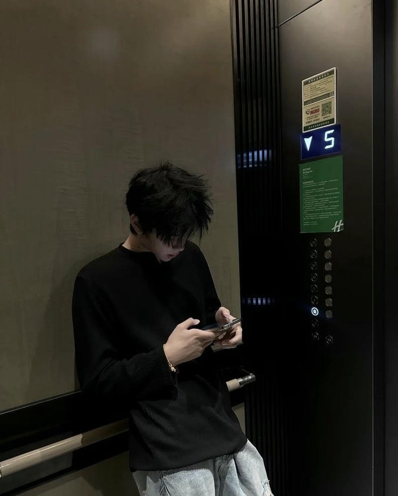 Gương mặt nam Trung Quốc được che một phần tinh tế