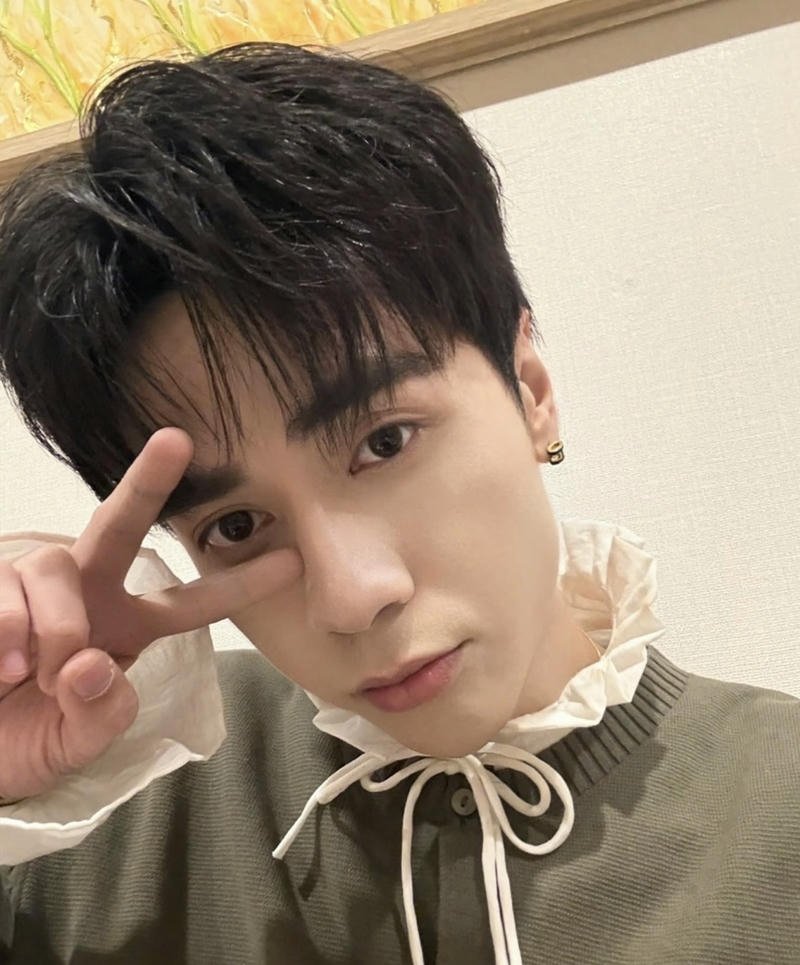 Gương mặt nam Việt Nam sáng với biểu cảm nhẹ nhàng