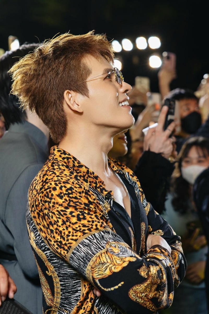 Gương mặt nam ca sĩ Quốc Thiên với nụ cười cuốn hút