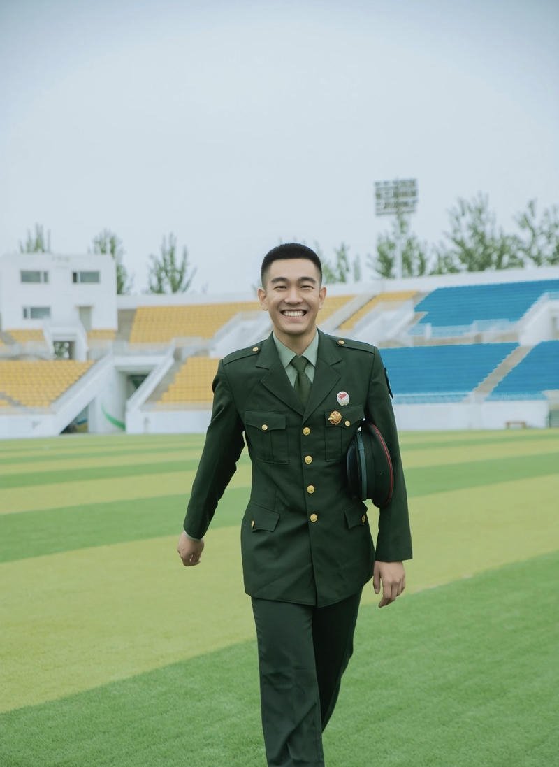 Gương mặt nam tính trong bộ quân phục chỉnh tề