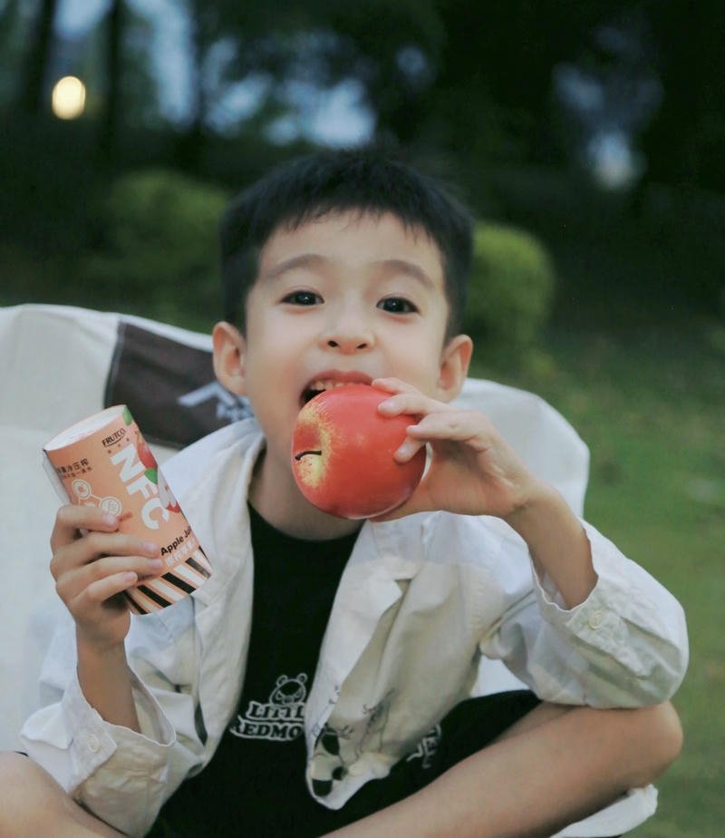 Gương mặt ngây thơ của cậu bé đáng yêu