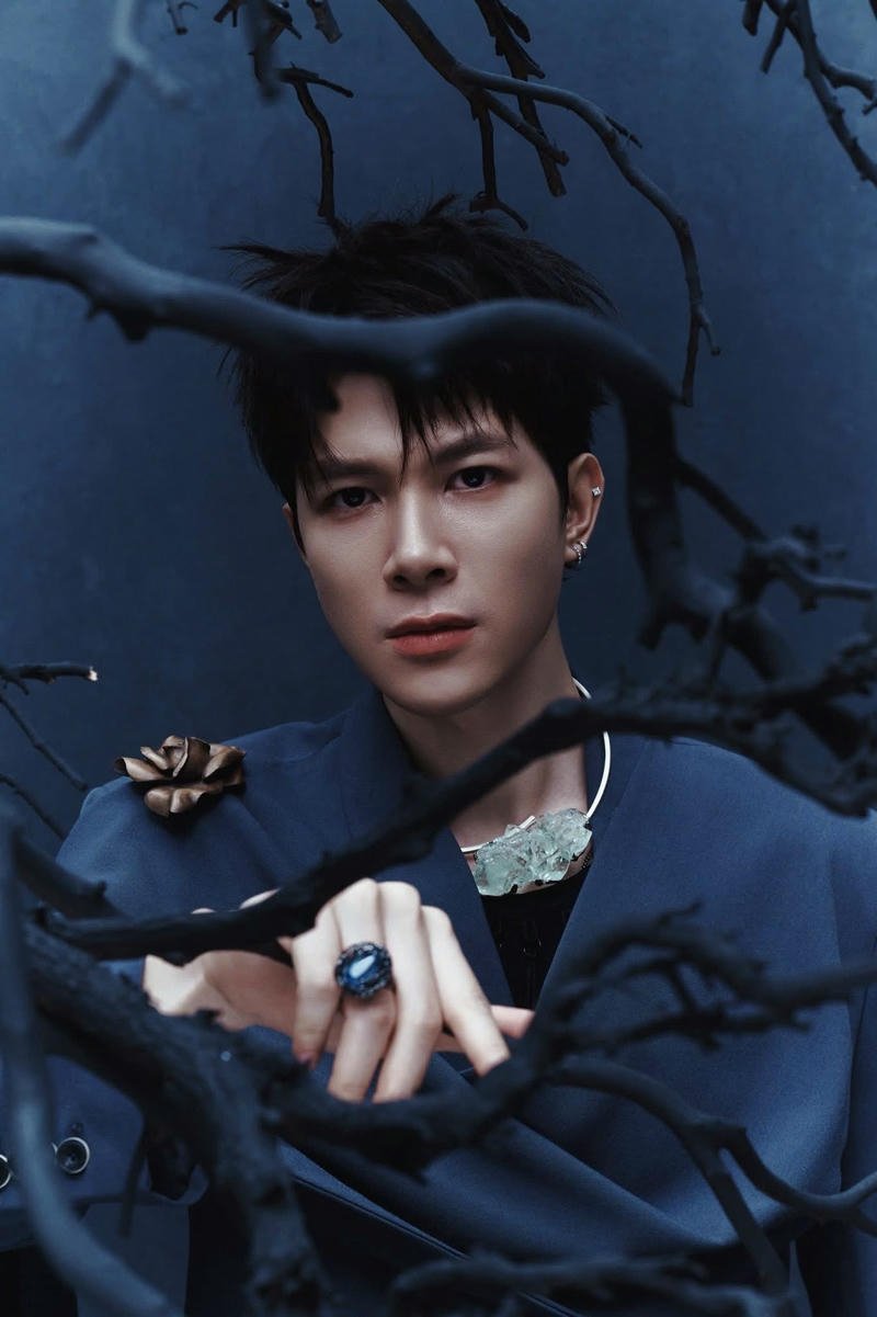 Gương mặt sắc nét của Anh Tú Atus nổi bật