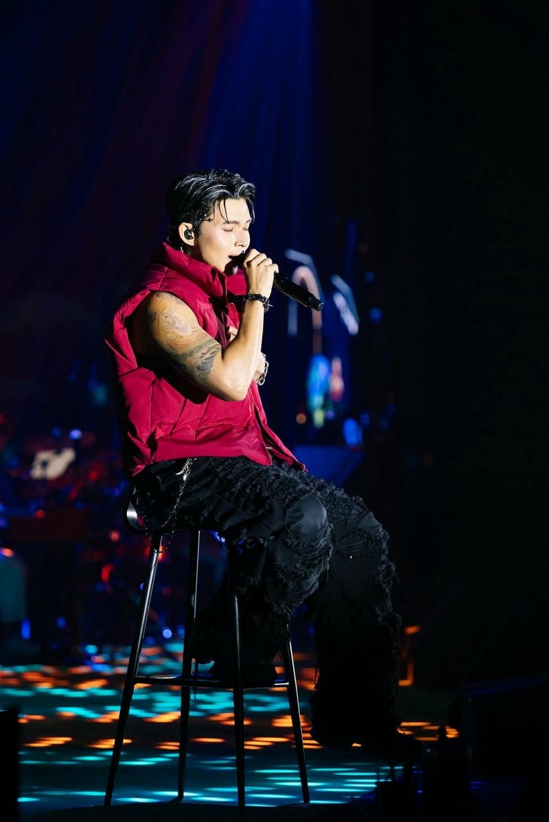 Gương mặt sáng sân khấu hình nền Jun Phạm