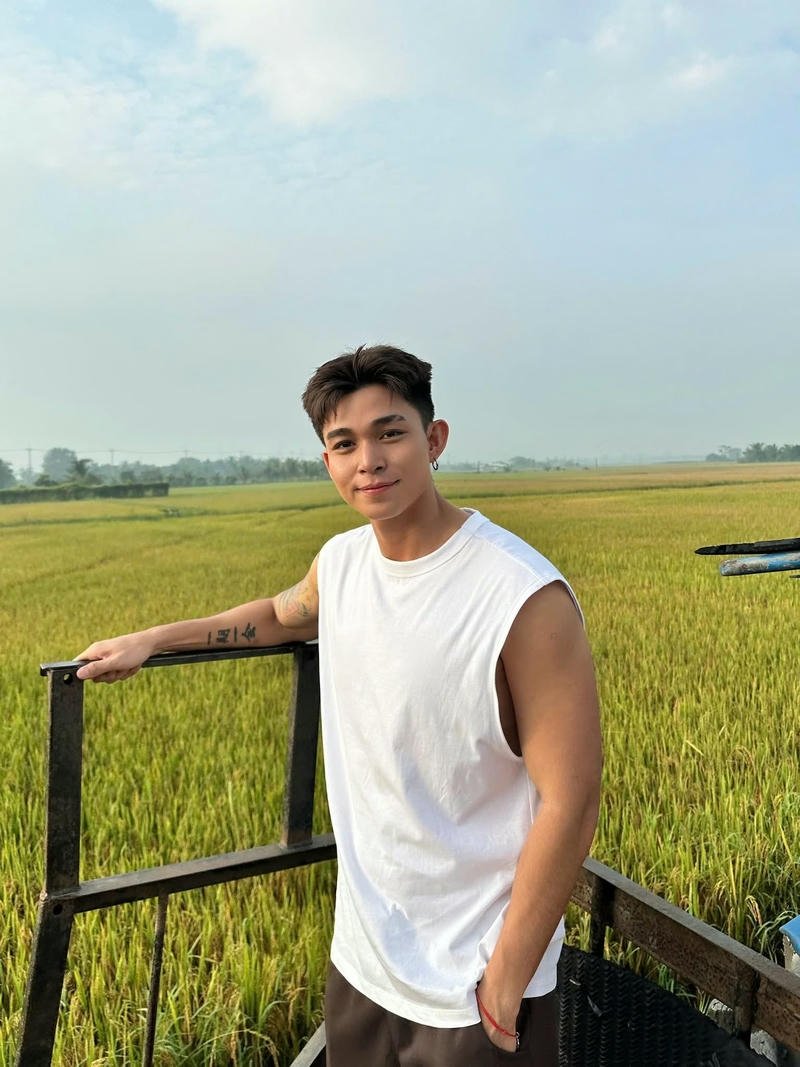 Gương mặt sáng với biểu cảm tự nhiên Jun Phạm