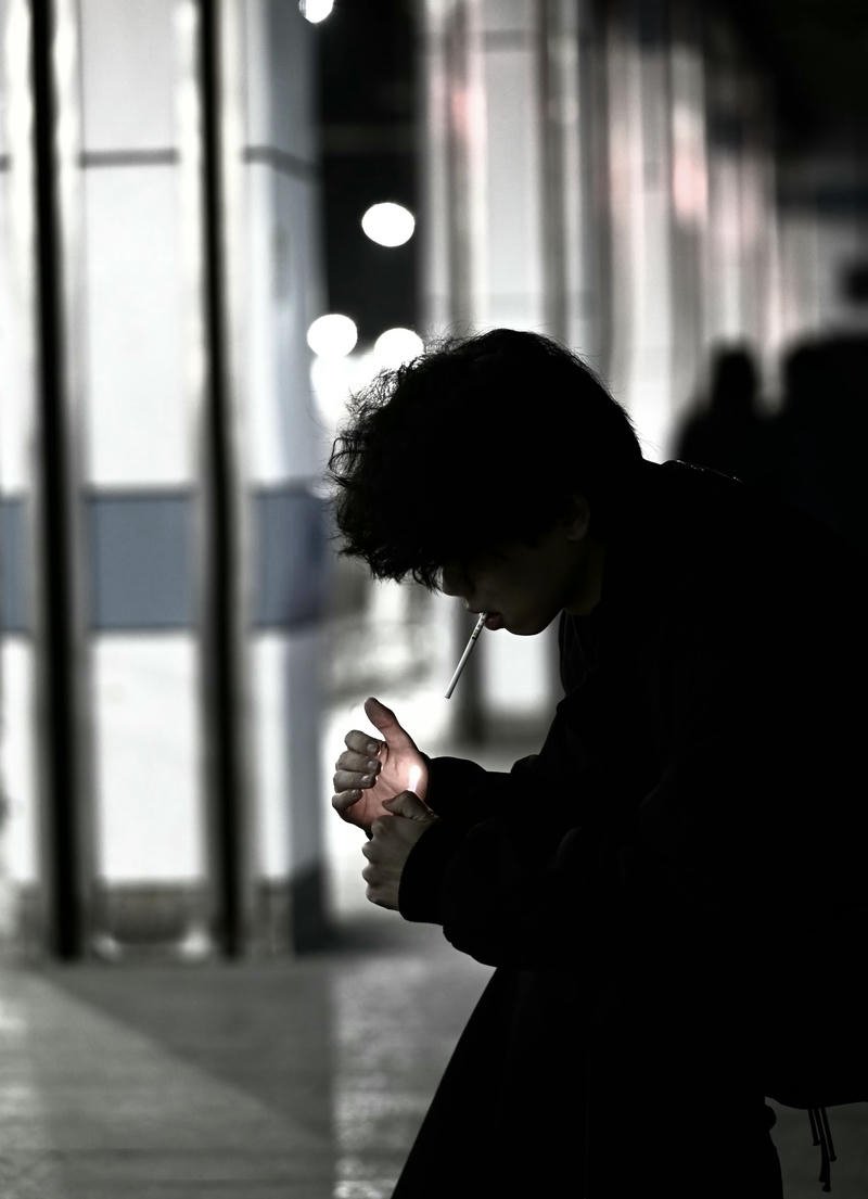 Gương mặt suy tư của chàng trai mang nhiều tâm trạng buồn