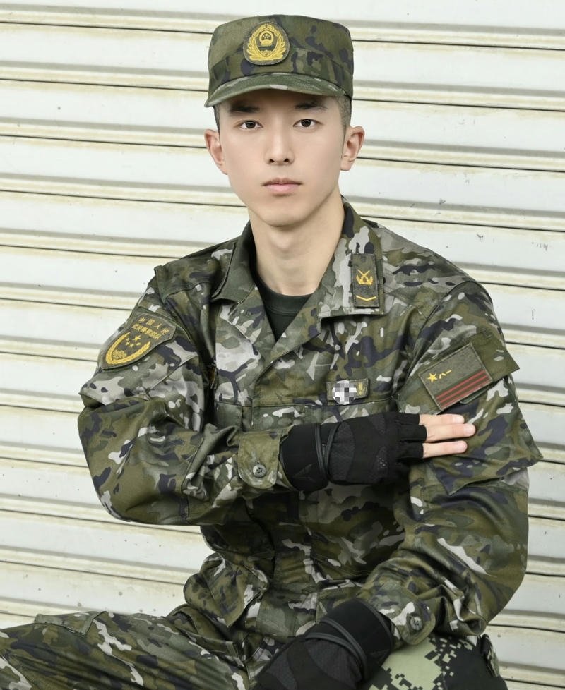 Gương mặt thư sinh của chiến sĩ trẻ đầy cuốn hút