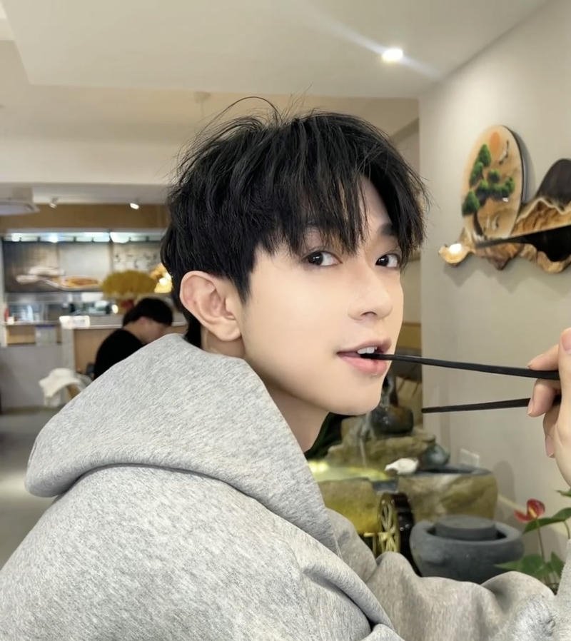 Gương mặt thư sinh phong cách trai đẹp dễ thương