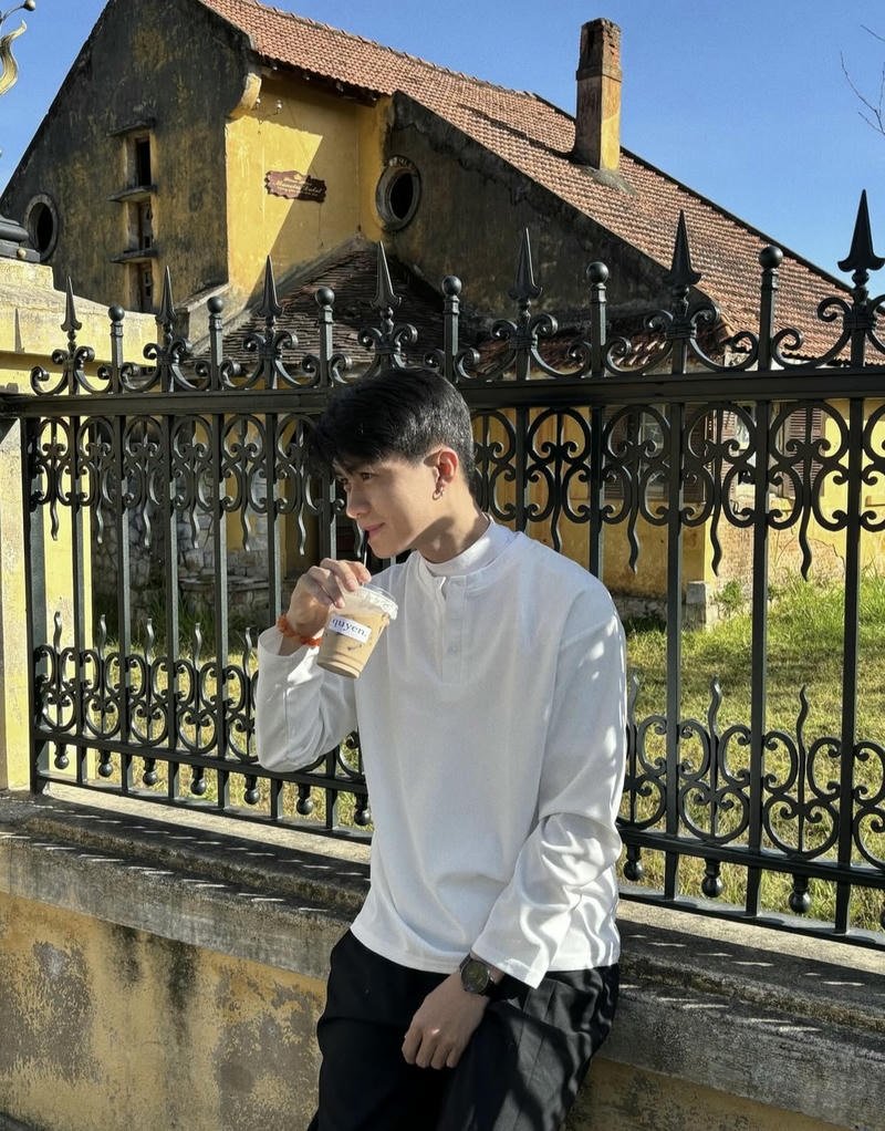 Gương mặt trai đẹp ánh nhìn trầm nét mặt lạnh