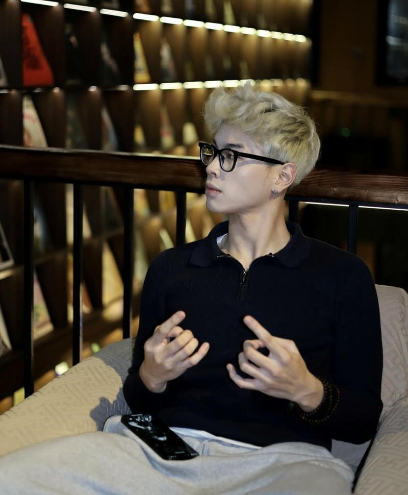 Gương mặt trai đẹp nụ cười nhẹ ánh mắt trầm