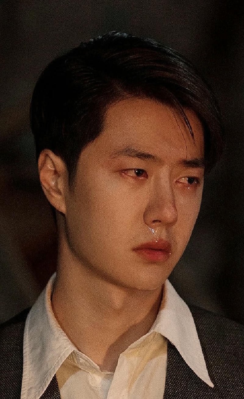 Gương mặt trầm tư tạo cảm giác sad boy lạnh lùng buồn