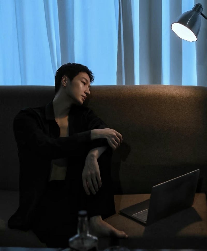 Gương mặt trong ánh sáng mờ ảnh sad boy siêu lạnh lùng