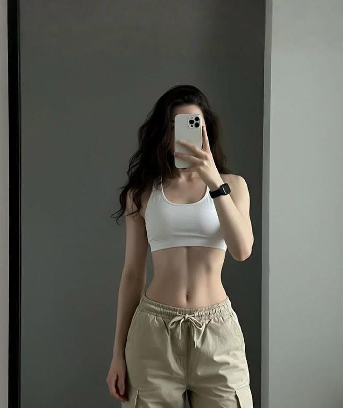 Gymer nữ luyện tập đều đặn để giữ dáng