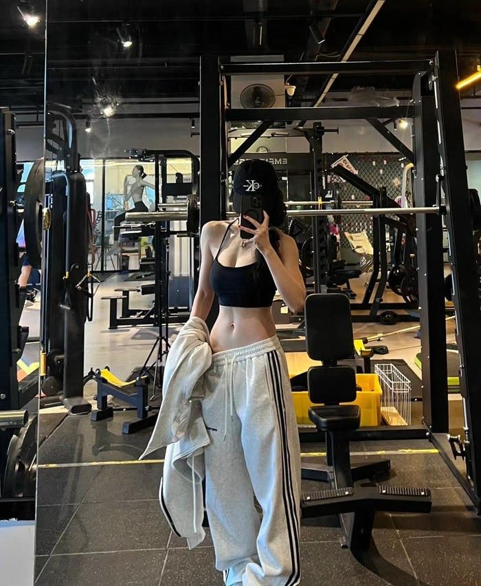 Gymer nữ rèn luyện thể lực với bài tập tạ tay