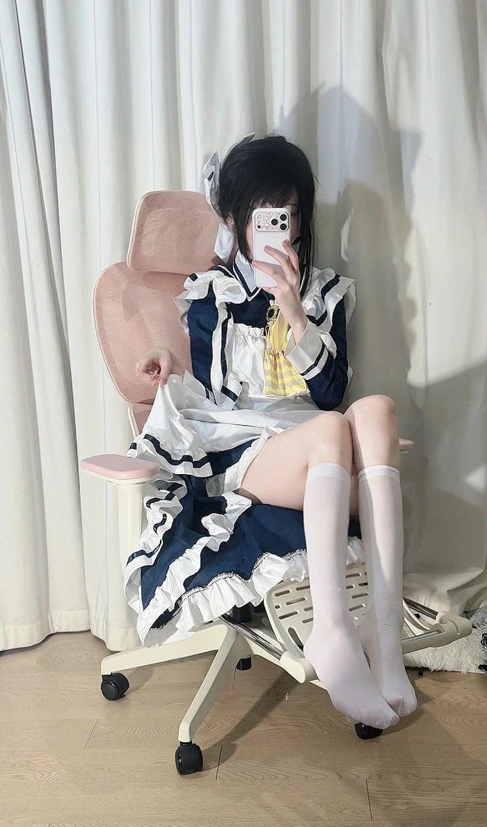 Hầu gái cosplay 18+ nóng bỏng cuốn hút