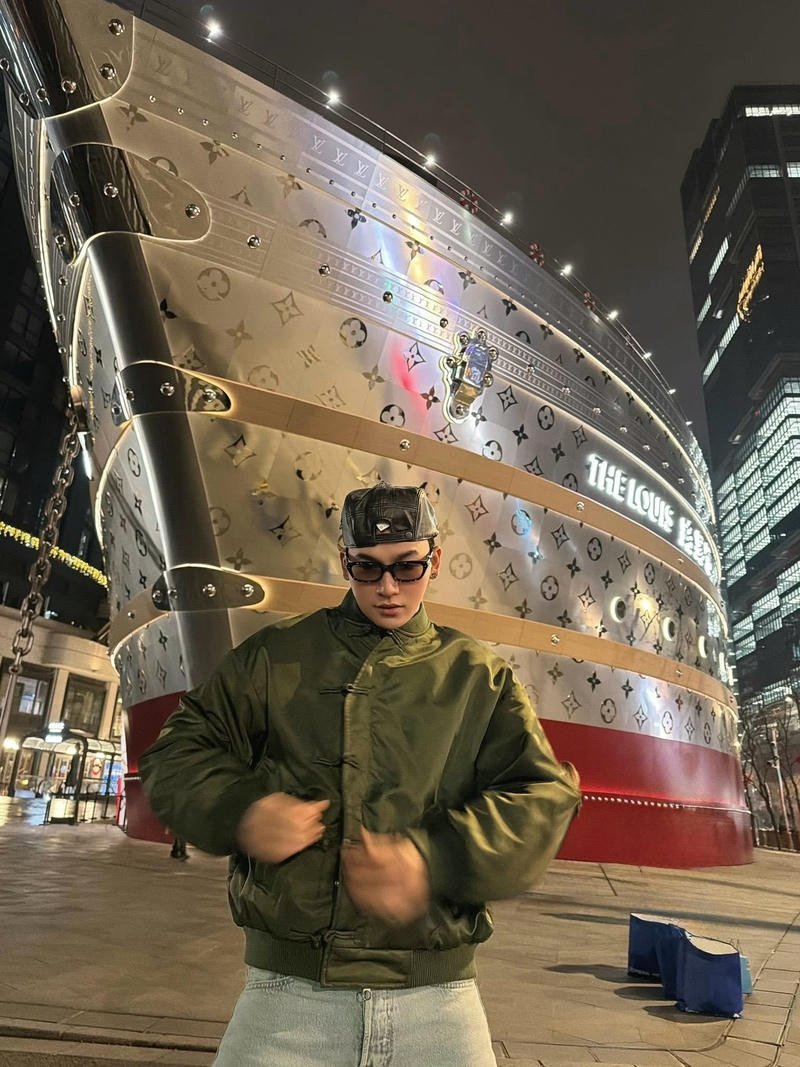 Hình Ali Hoàng Dương biểu cảm tự nhiên gần gũi