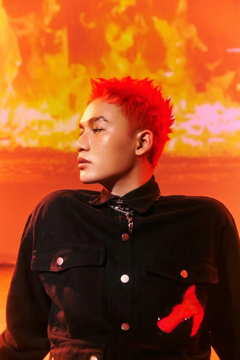 Hình Ali Hoàng Dương ngầu khi diện đồ đen cá tính