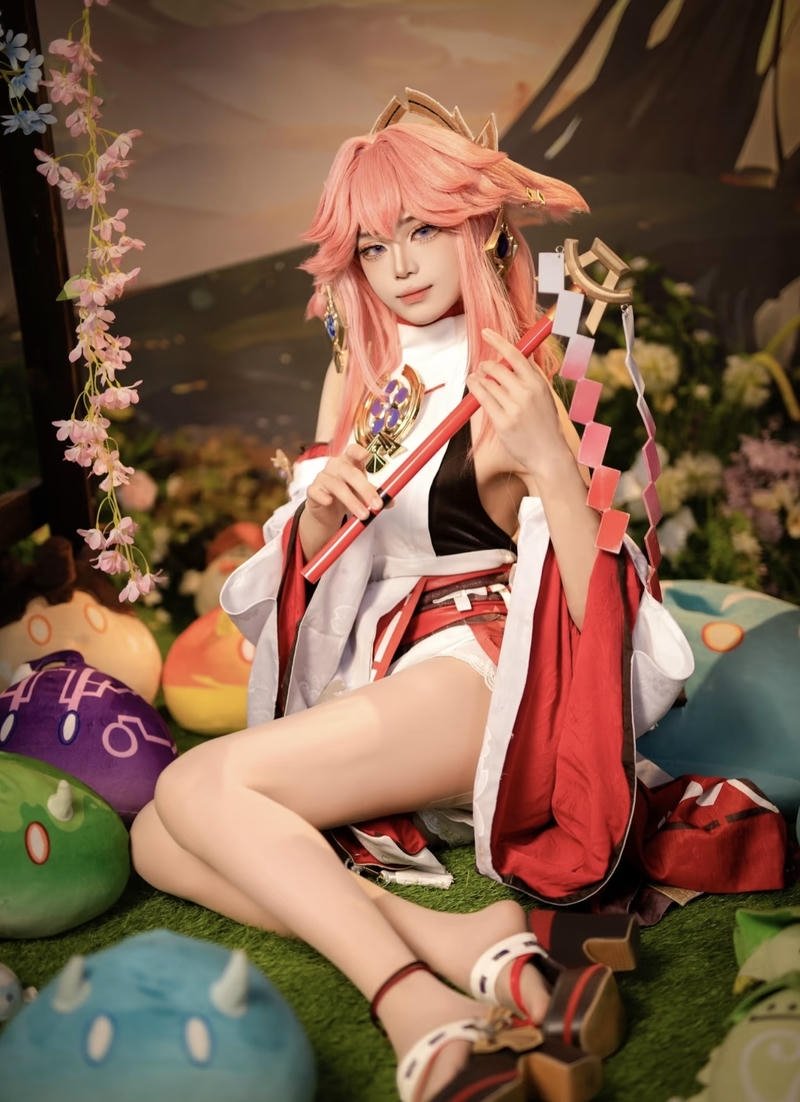 Hình Yae Miko cosplay mang nét huyền bí sâu