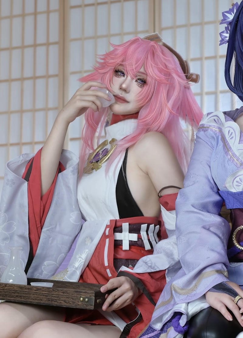 Hình Yae Miko cosplay mang thần thái cổ điển