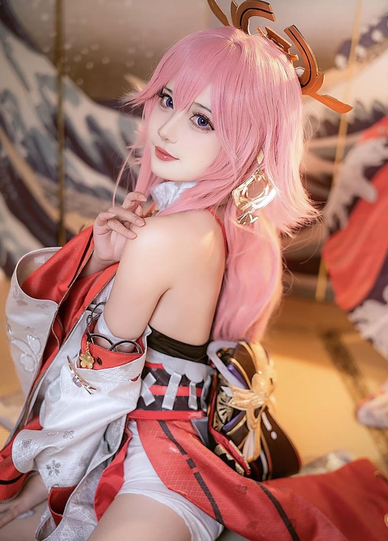 Hình Yae Miko cosplay mang thần thái quyến rũ