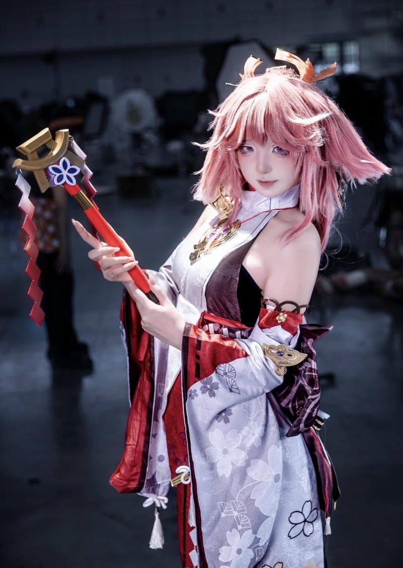 Hình Yae Miko cosplay mang vẻ cuốn hút nhẹ