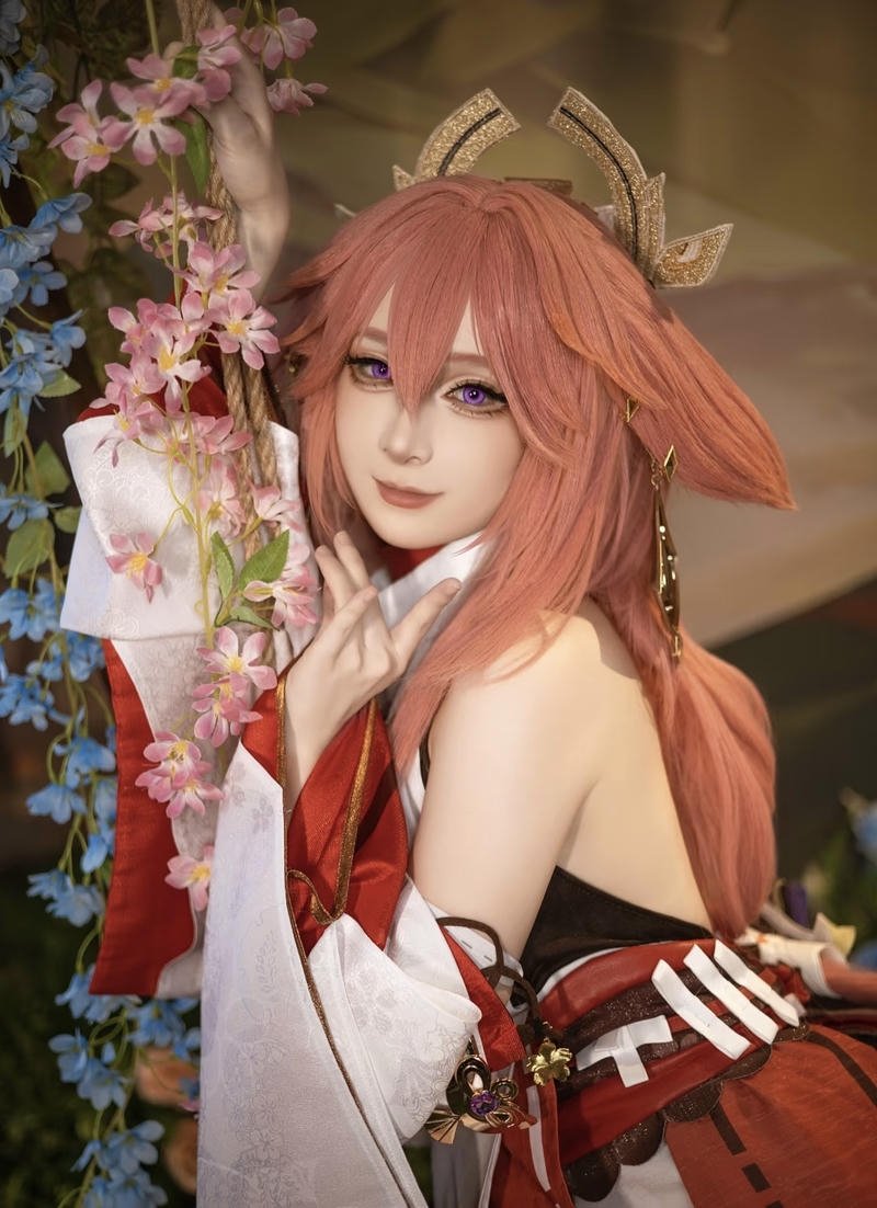 Hình Yae Miko cosplay mang vẻ huyền bí riêng