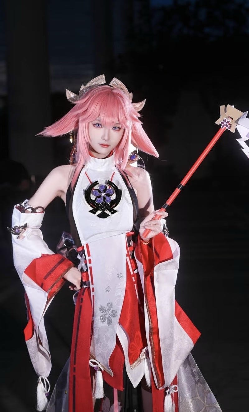 Hình Yae Miko cosplay mang vẻ trầm tĩnh