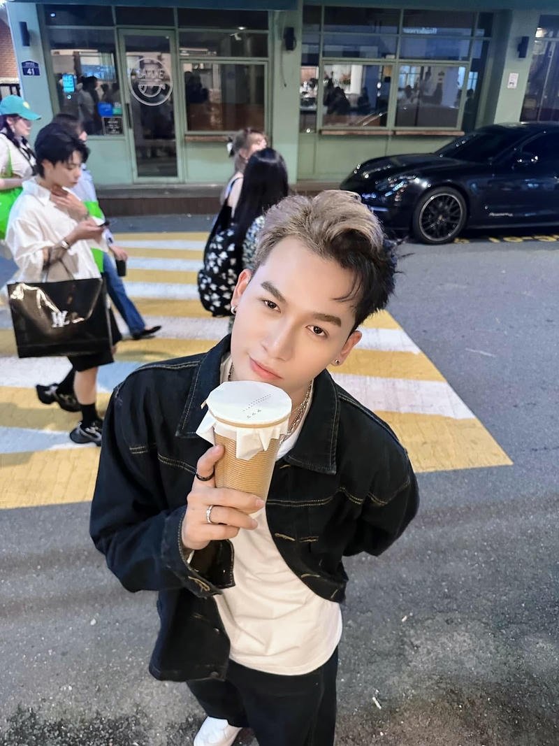 Hình ảnh Ali Hoàng Dương biểu cảm nhẹ nhàng