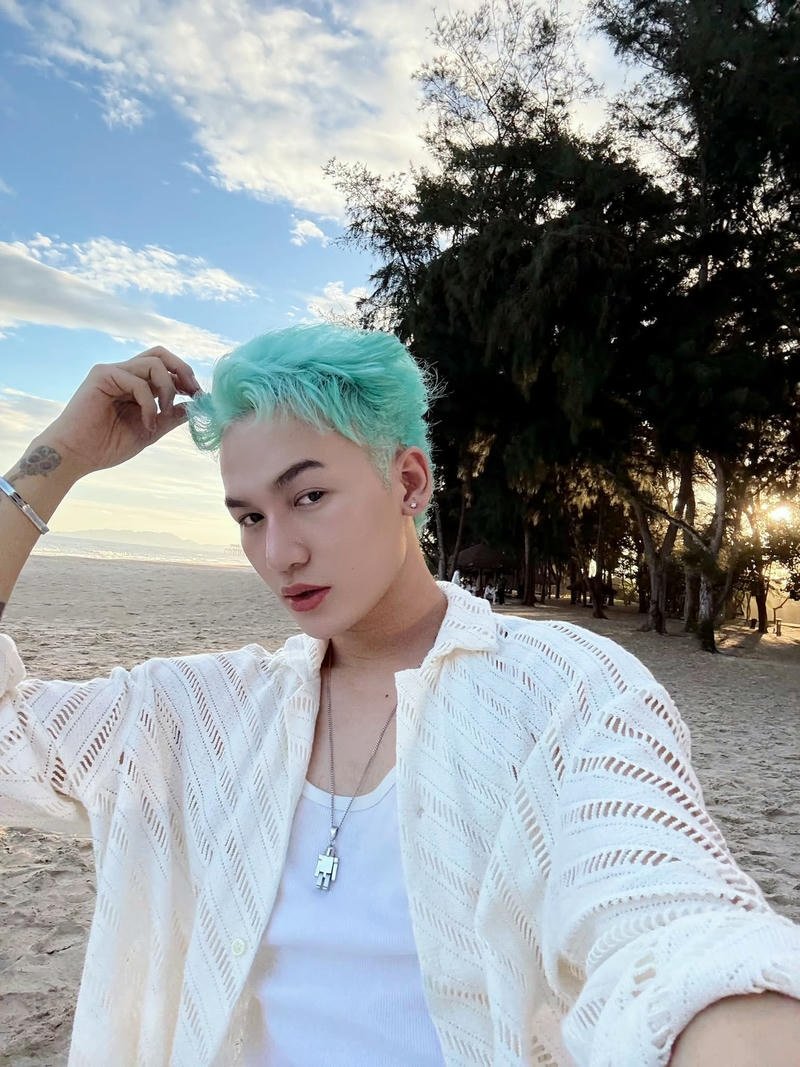 Hình ảnh Ali Hoàng Dương diện trang phục trẻ trung hiện đại