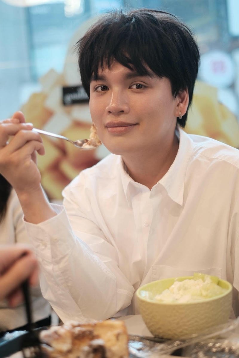 Hình ảnh Nguyễn Trần Trung Quân đẹp trai với nụ cười nhẹ