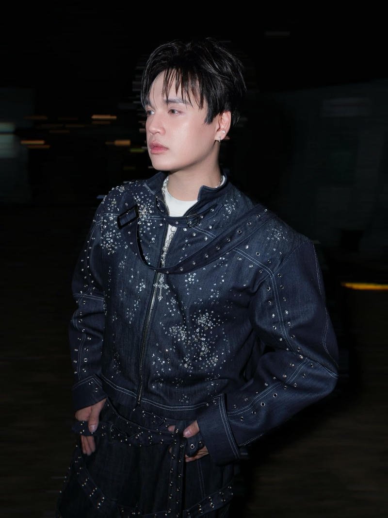 Hình ảnh Nguyễn Trần Trung Quân ngầu trong không gian tối