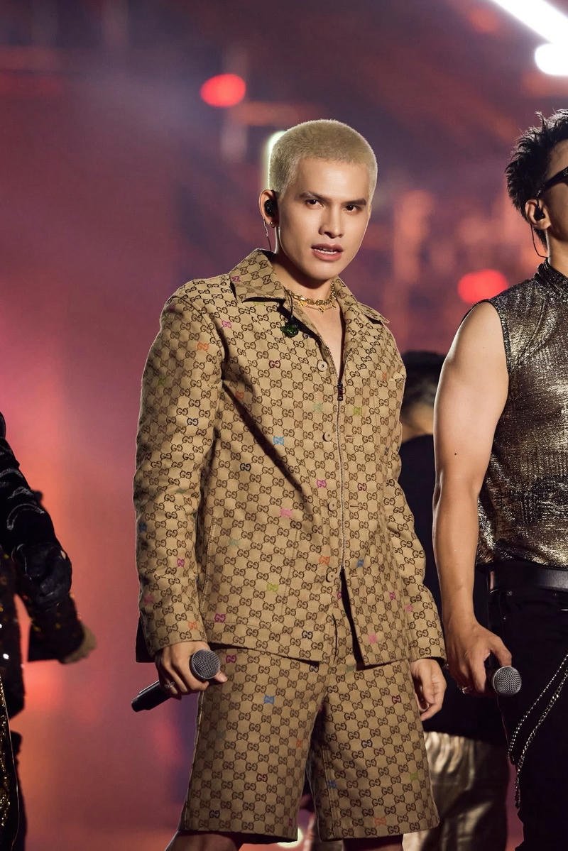 Hình ảnh Quốc Thiên biểu diễn dưới ánh đèn rực rỡ