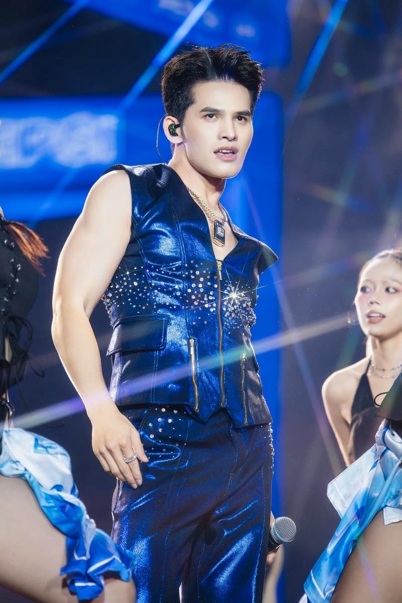 Hình ảnh Quốc Thiên phong cách nam tính lịch lãm hiện đại