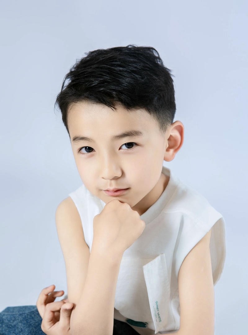 Hình ảnh bé trai đáng yêu với ánh mắt ngây thơ