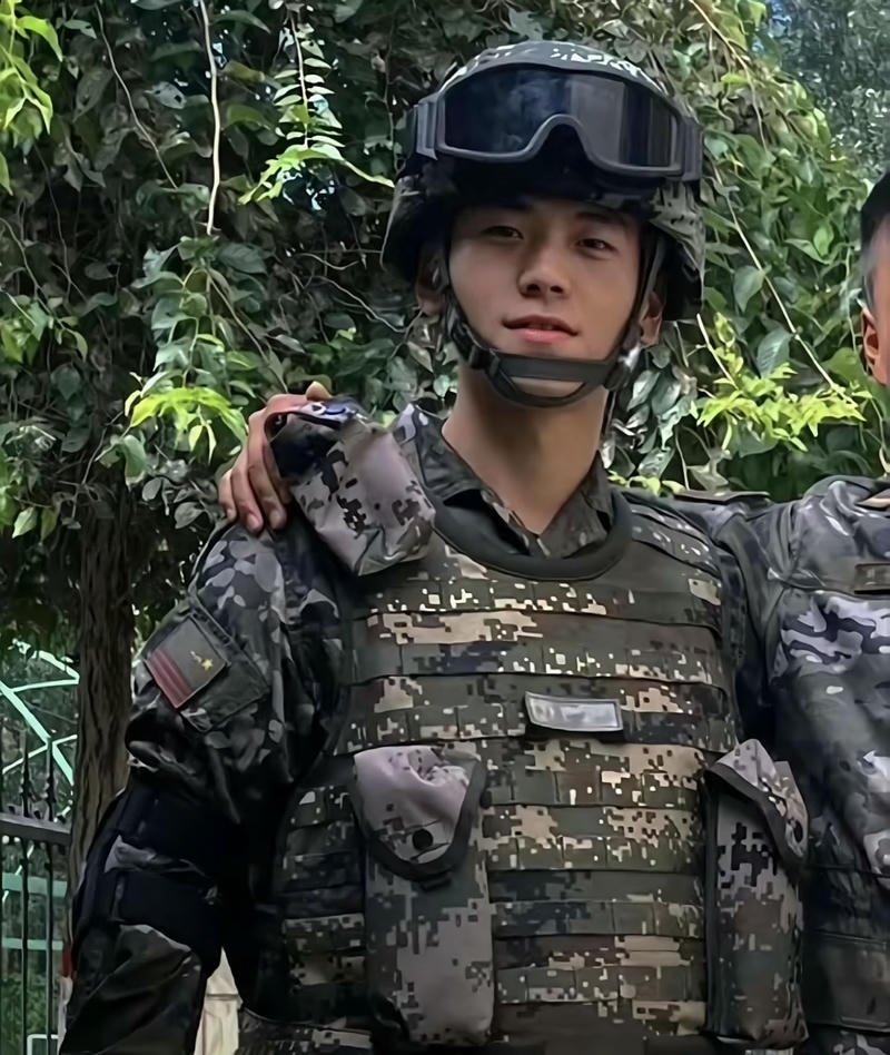 Hình ảnh bộ đội siêu cuốn hút với nụ cười hiền