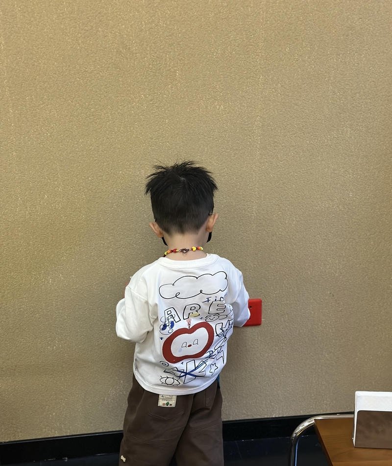 Hình ảnh cậu bé quay lưng nhìn vào tường