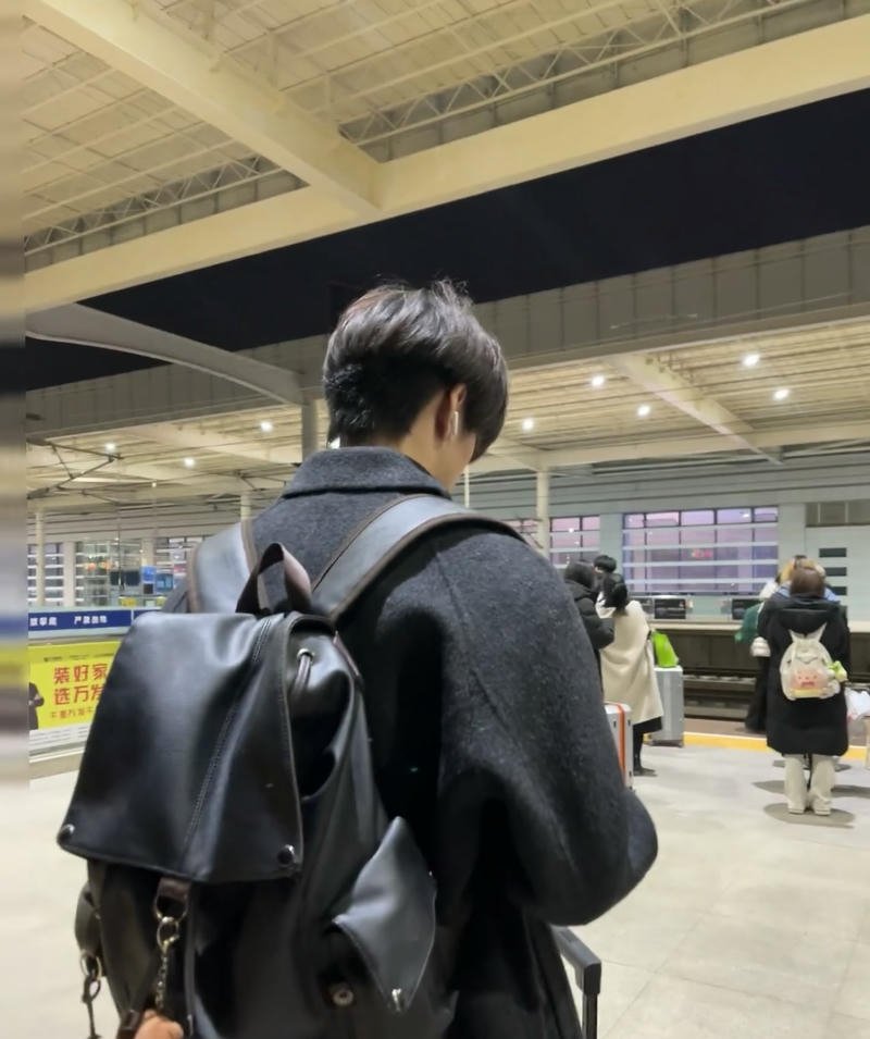 Hình ảnh con trai quay lưng đang đi