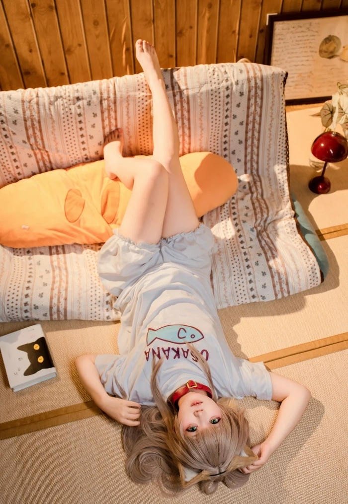 Hình ảnh cosplay mèo cute với ánh nhìn tinh nghịch