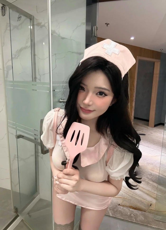 Hình ảnh cosplay y tá dễ thương với ánh nhìn nhẹ