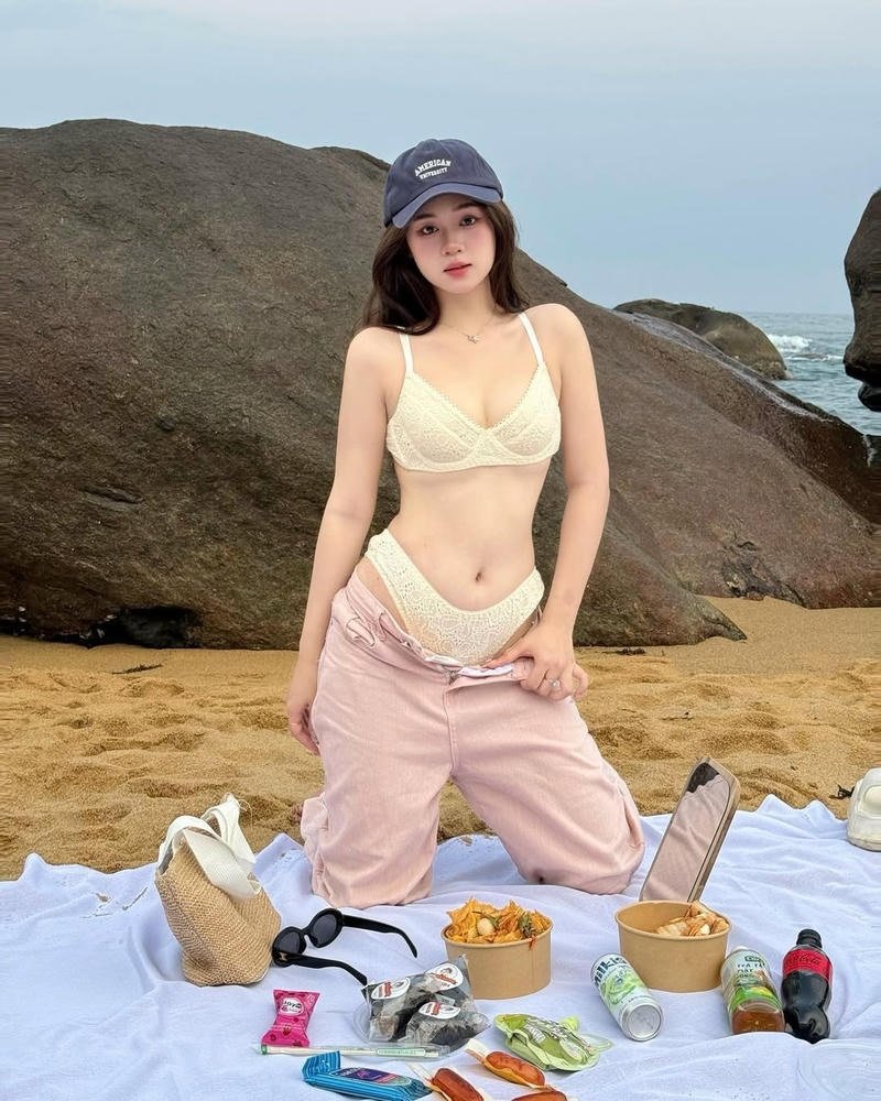 Hình ảnh gái Việt Nam nhẹ nhàng giản dị