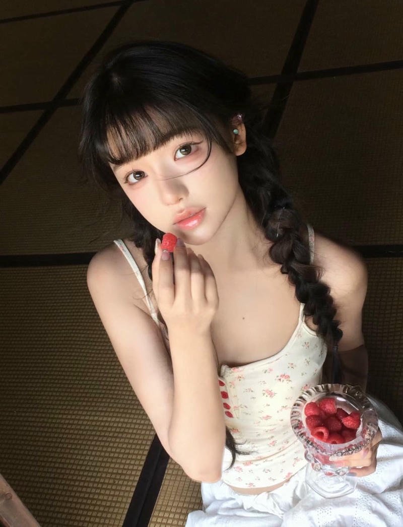 Hình ảnh gái xinh hở hang tạo dáng tự nhiên ngoài trời