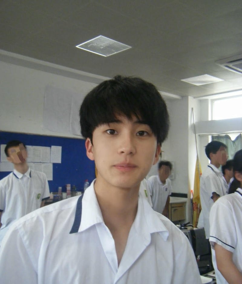 Hình ảnh học sinh nam dễ thương nụ cười hiền lành