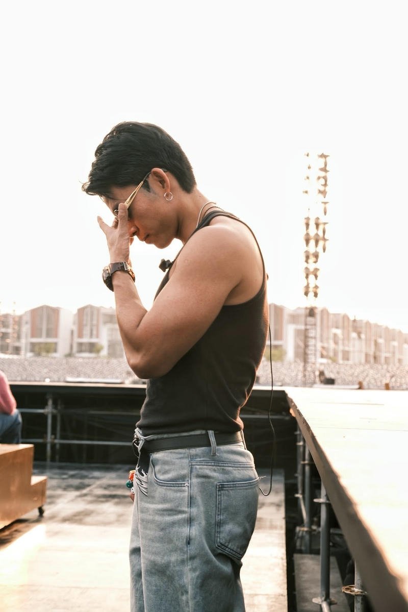 Hình ảnh nghệ sĩ trẻ trung phù hợp avatar Jun Phạm