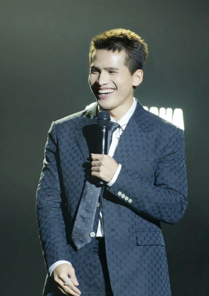 Hình ảnh sân khấu nổi bật của Quốc Thiên biểu diễn