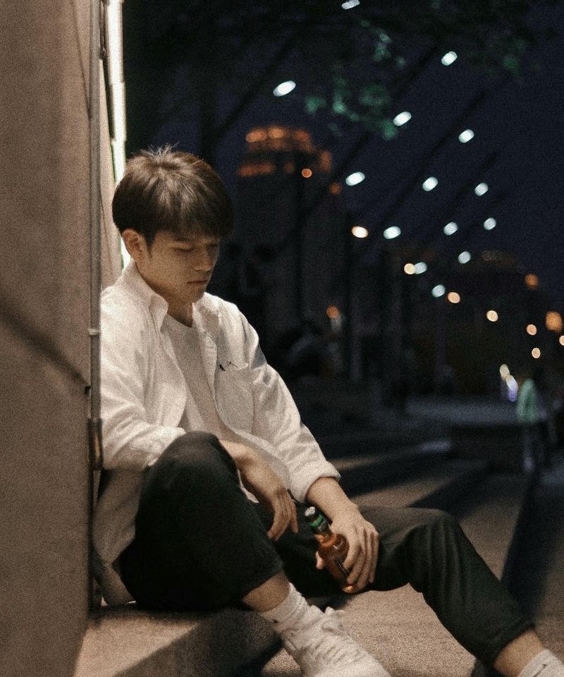 Hình ảnh tâm trạng con trai khi đứng một mình nơi ban công