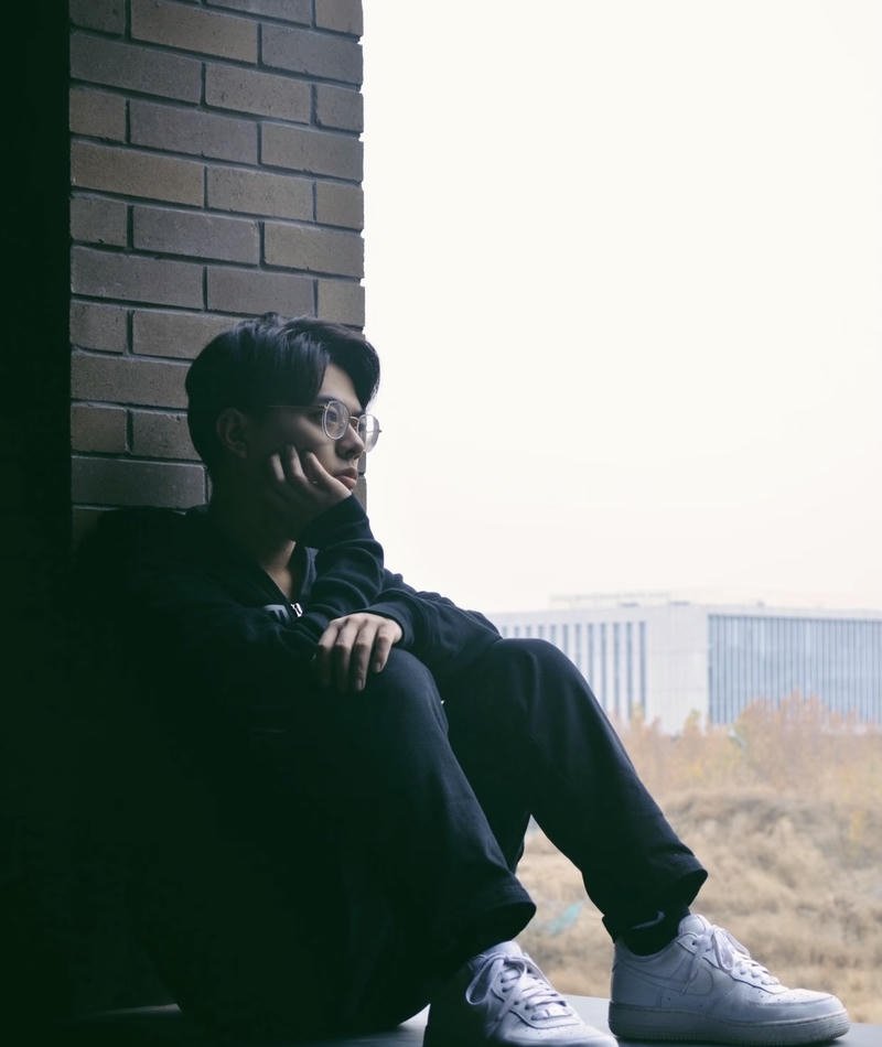 Hình ảnh tâm trạng con trai khi ngồi một mình trên lan can